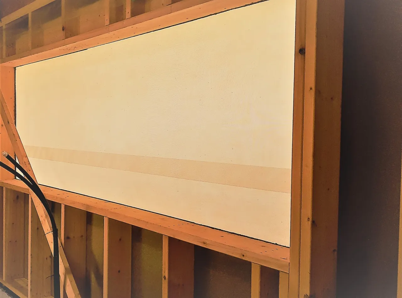 Drewniana konstrukcja domu szkieletowego z przygotowanym otworem na okno. Widać fragmenty izolacji i przygotowanie do montażu okien.