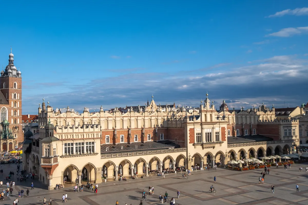 Sukiennice i Kości&oacute;ł Mariacki na Rynku Gł&oacute;wnym. Idealne miejsca, by zacząć zwiedzanie Krak&oacute;w co zwiedzić.
