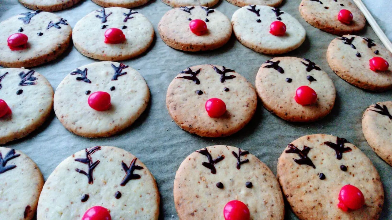 dzieci dekorujące ciasteczka świąteczne