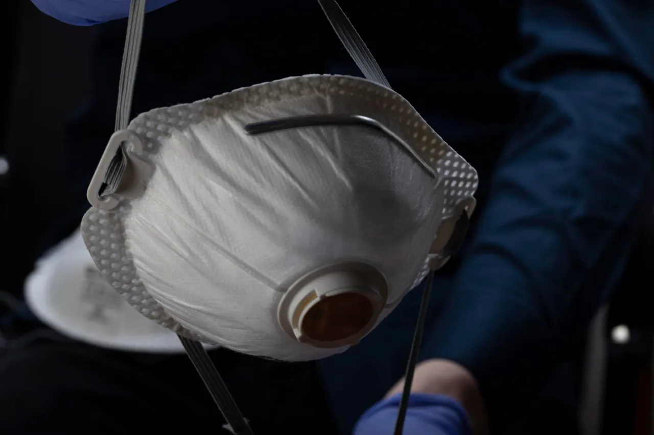 Dopasowanie maseczki antysmogowej do twarzy