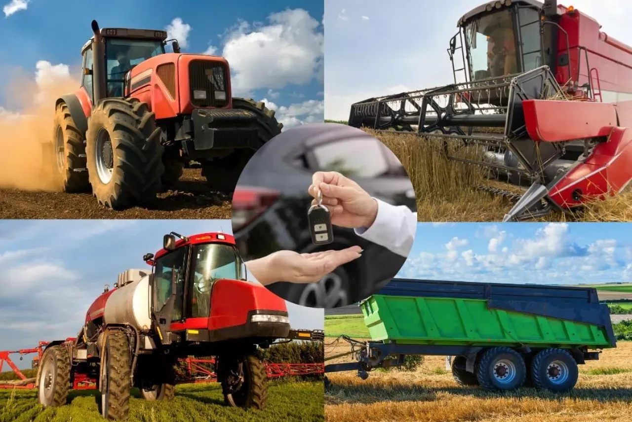 Rolnicze maszyny i przyczepa na polu. W centrum kluczyki do auta, symbolizujące ubezpieczenie rolnicze.