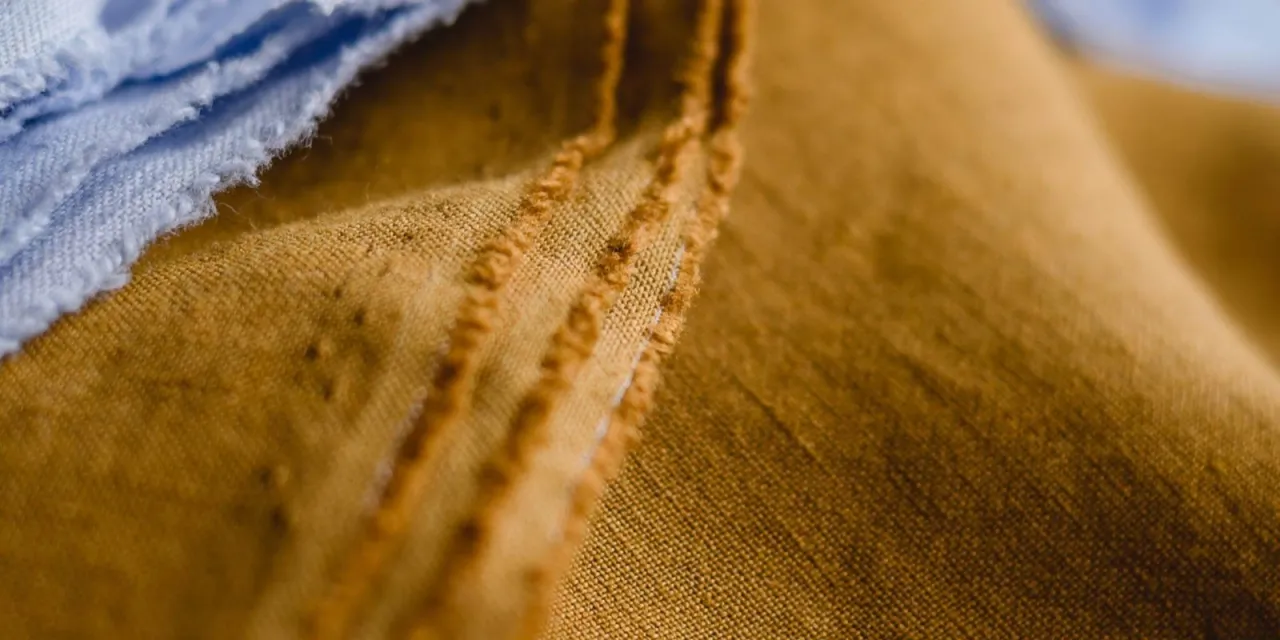 pranie i suszenie lnu na wieszaku