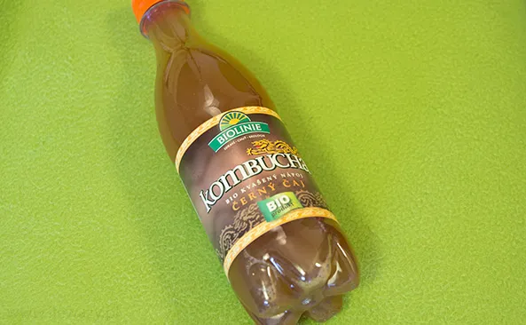 kombucha napój szklanka