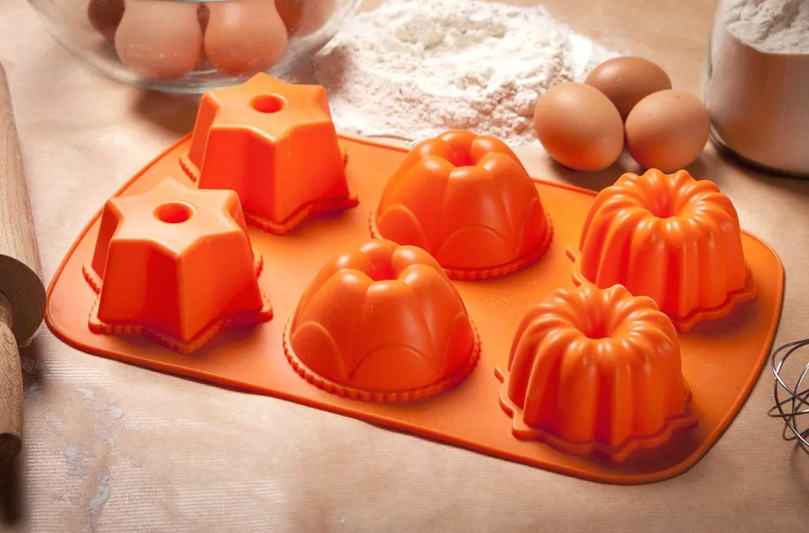 Napełnianie foremek silikonowych ciastem