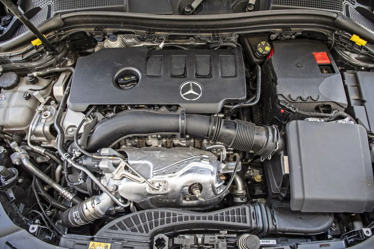 Silnik Mercedes-Benz GLA AMG. Widok z góry na jego skomplikowaną konstrukcję, pełną przewodów i elementów.