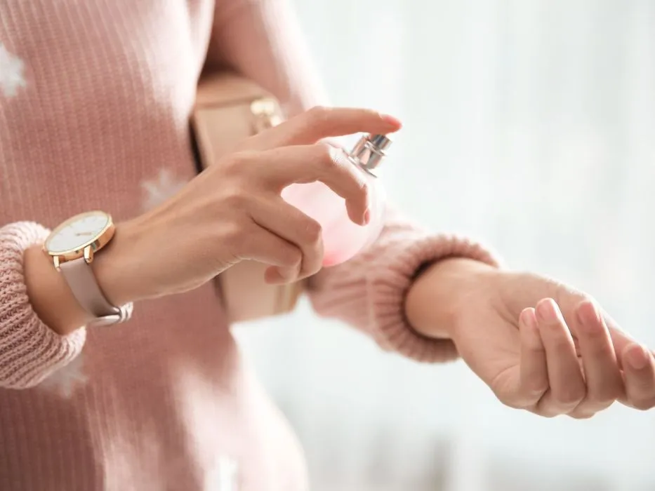 kobieta aplikująca balsam na nadgarstek przed użyciem perfum