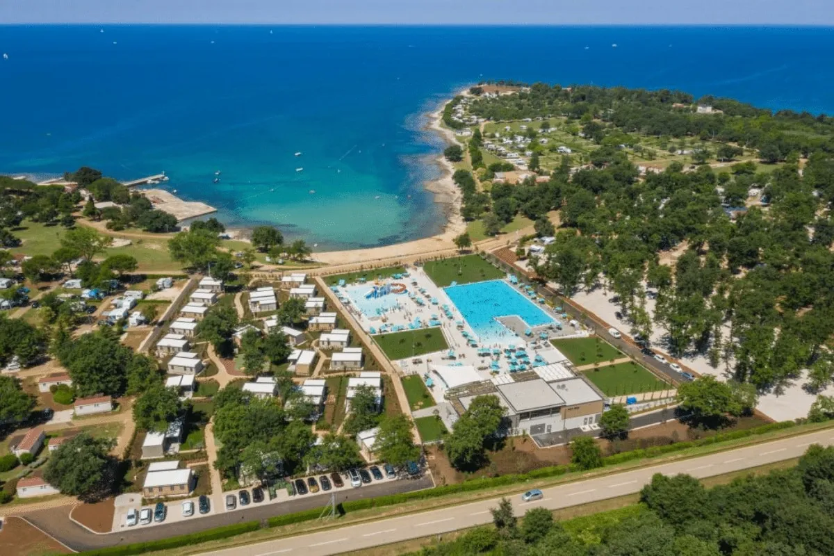 Idealne miejsce, gdzie nad morze z dziećmi tanio. Kemping z domkami, basenami i plażą.