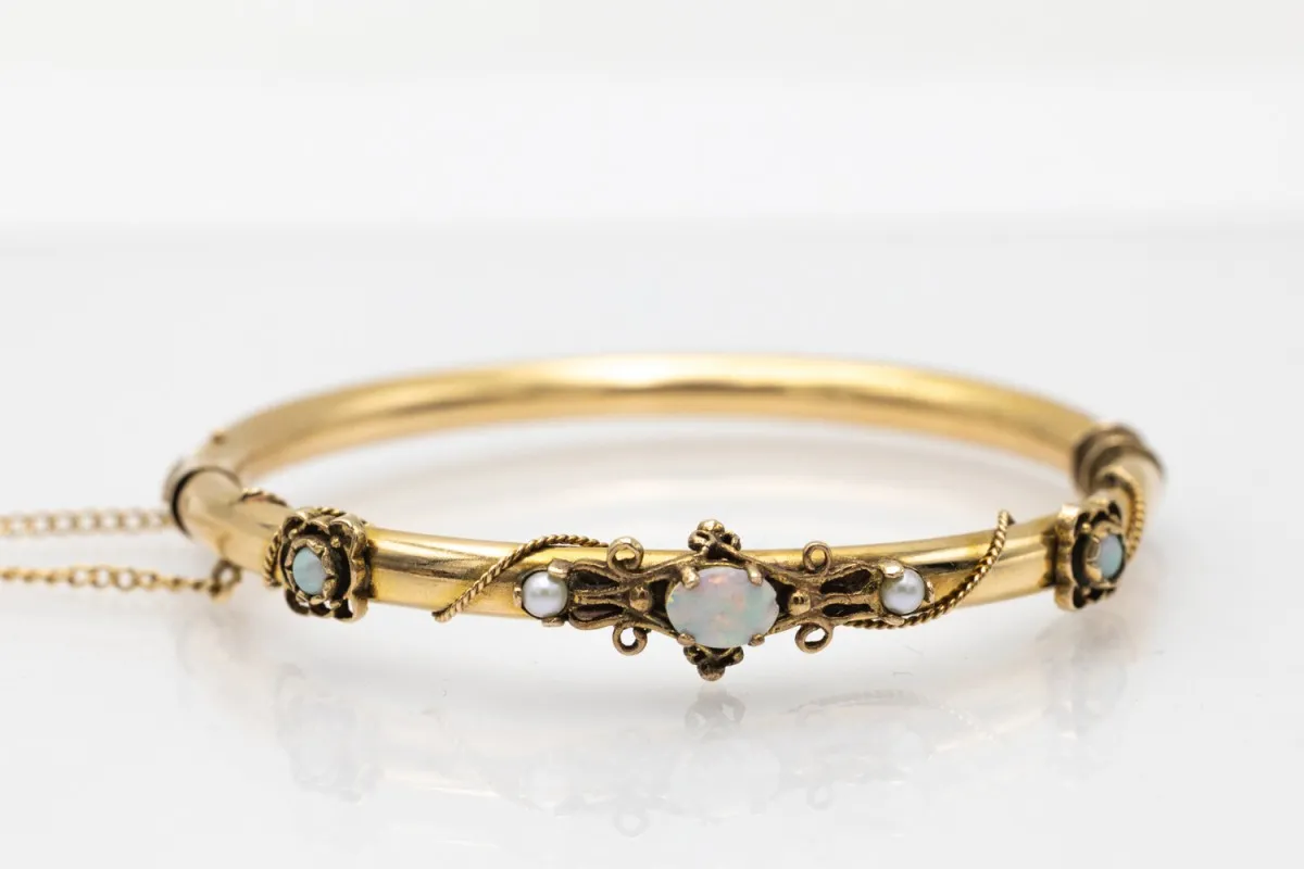 Biżuteria złota z perłami i opalami