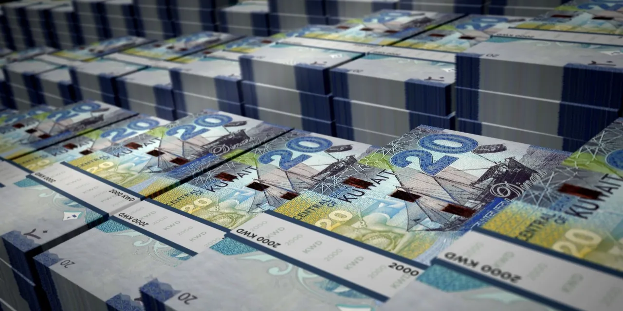Stosy banknot&oacute;w 20 dinar&oacute;w kuwejckich, jednej z najdroższych walut na świecie.