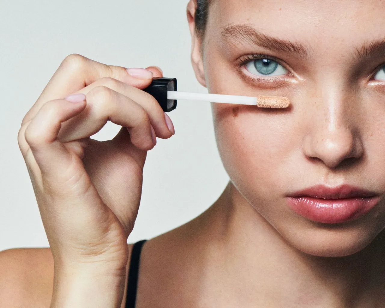 narzędzia do nakładania korektora pod oczy