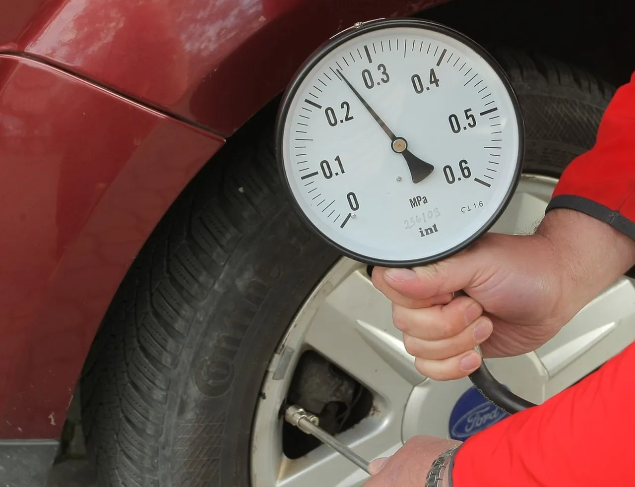 opona samochodowa z manometrem sprawdzanie ciśnienia