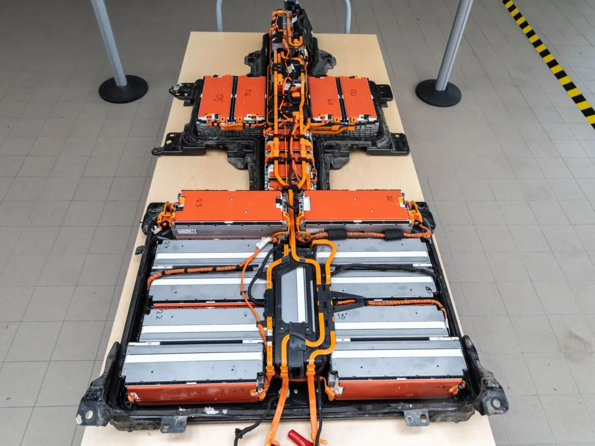 Moduły baterii elektrycznych, kluczowe dla określenia, ile wytrzymuje bateria w samochodzie elektrycznym.