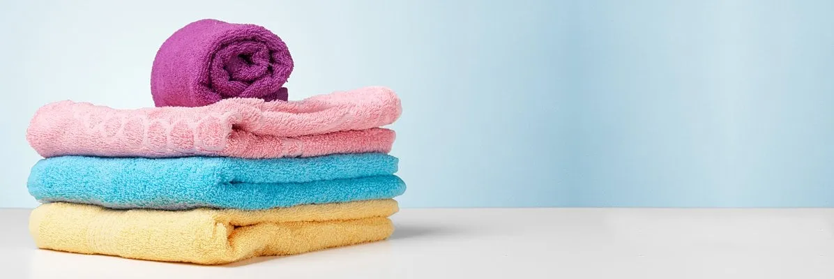 r&oacute;żne rodzaje ręcznik&oacute;w w pralni lub łazience