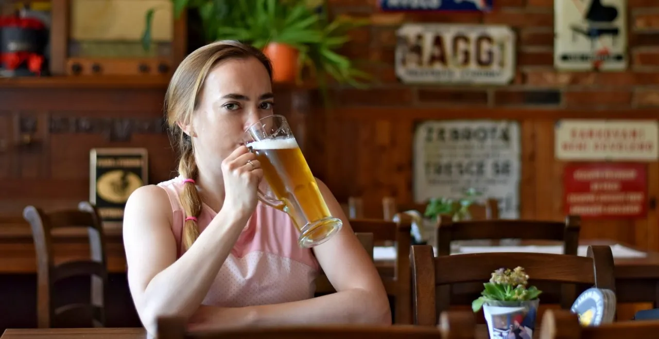 Czeskie piwo z tanka w tradycyjnym pubie