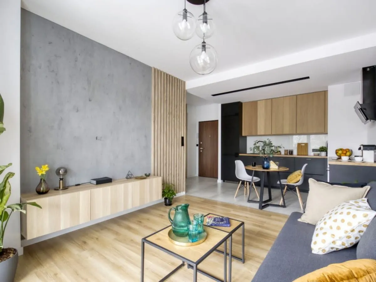 Ściana TV z lamelami i zabudową