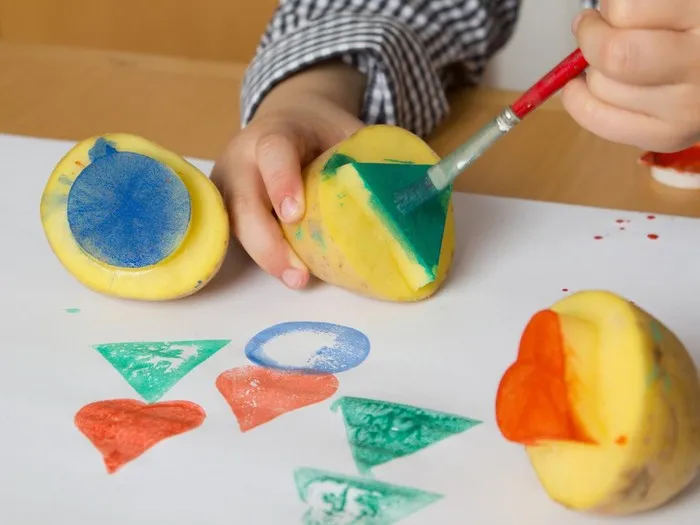 dzieci bawiące się w stemplowanie ziemniakami