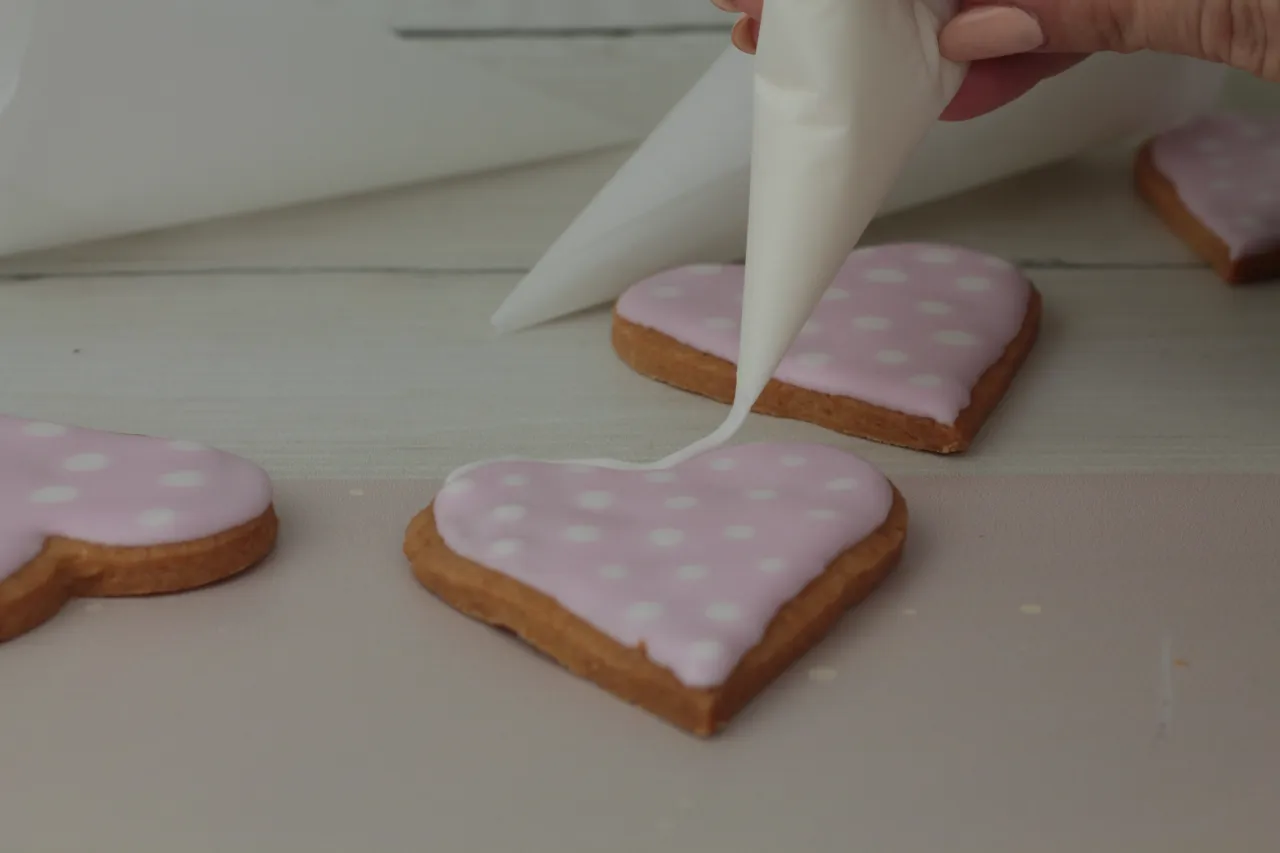 lukier kr&oacute;lewski z albuminy na ciastkach