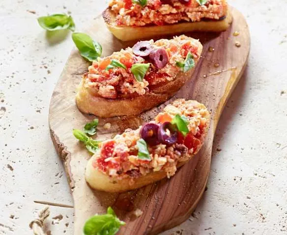 Szaszłyki Caprese, bruschetta z pomidorami i mozzarellą, zapiekane pomidory z mozzarellą