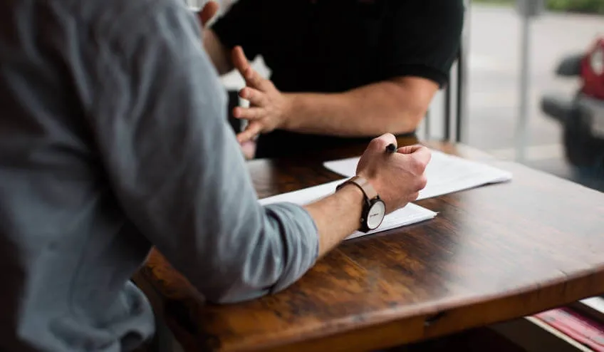 Pracownik i pracodawca przy stole negocjacyjnym