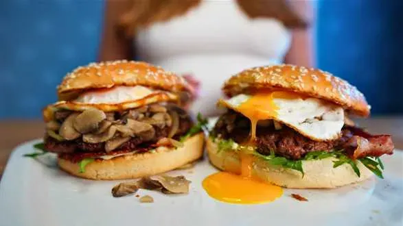 Idealny domowy hamburger na talerzu