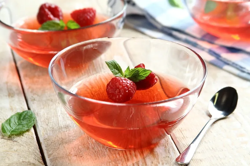 niskokaloryczna galaretka malinowa z owocami