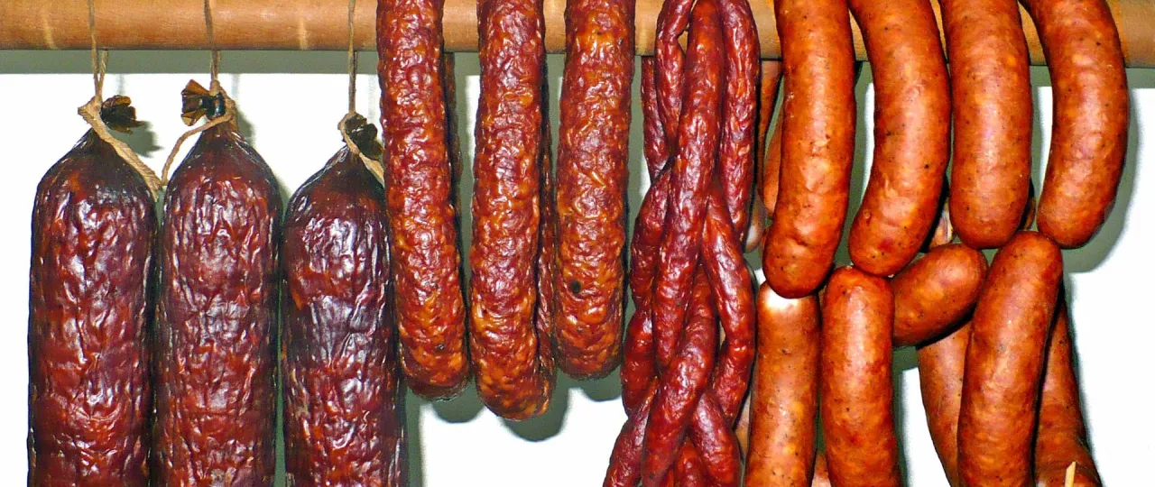 r&oacute;żne kawałki mięsa wieprzowego na kiełbasę