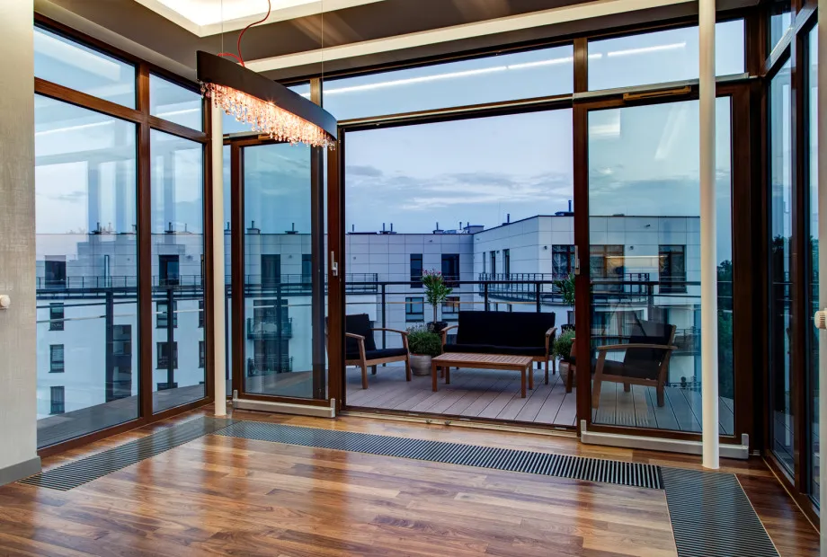 brudne okno z widokiem na ruchliwą ulicę w mieście