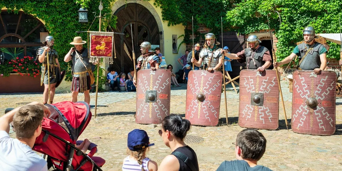 Ludzie uczestniczący w wydarzeniu kulturalno-oświatowym