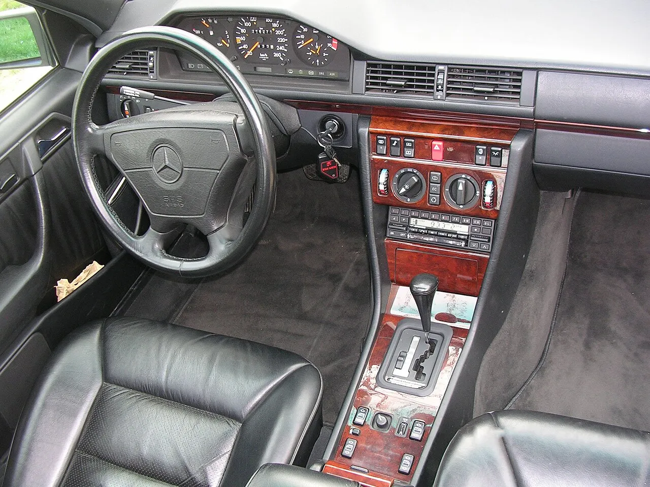 Mercedes 500 E wnętrze