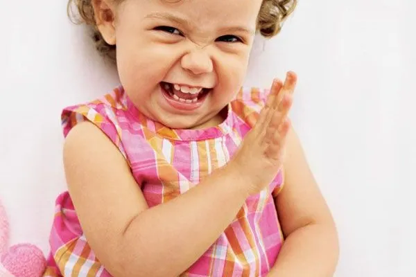 dziecko śmiejące się z radości podczas zabawy