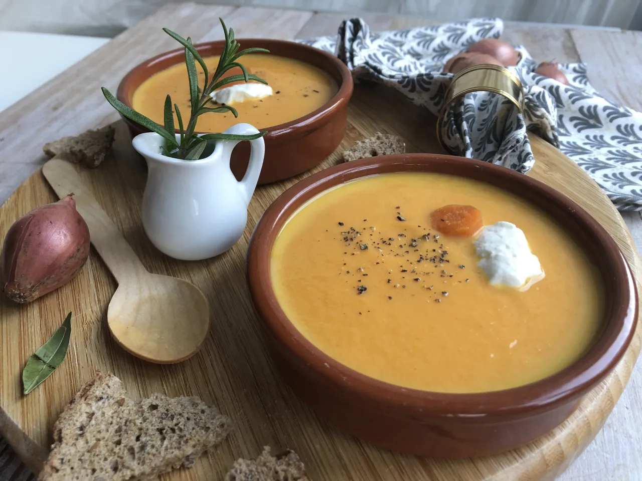 Soupe de carottes avec toppings vari&eacute;s
