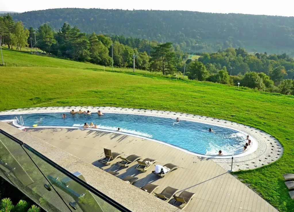 Hotel Arłamów całoroczny basen zewnętrzny z widokiem na góry