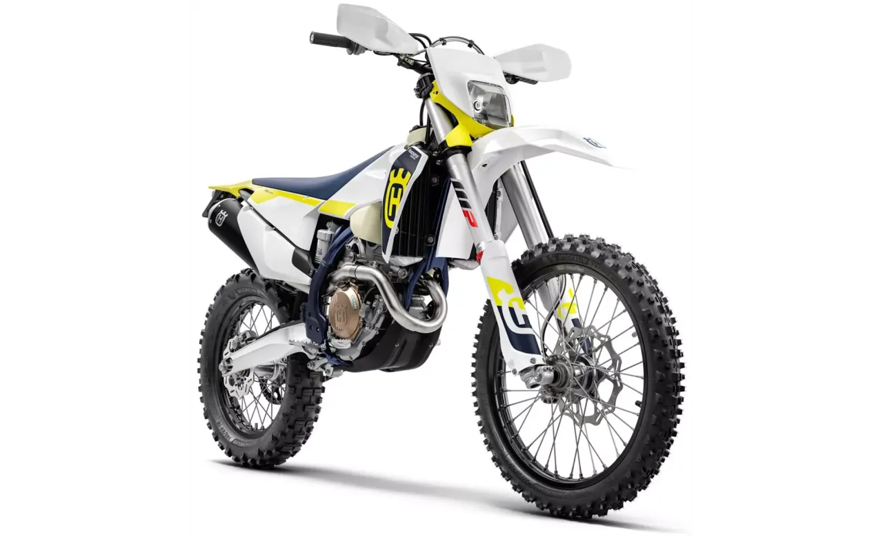 Biały motocykl Husqvarna 250 FE z żółtymi i granatowymi akcentami, gotowy na terenowe wyzwania.