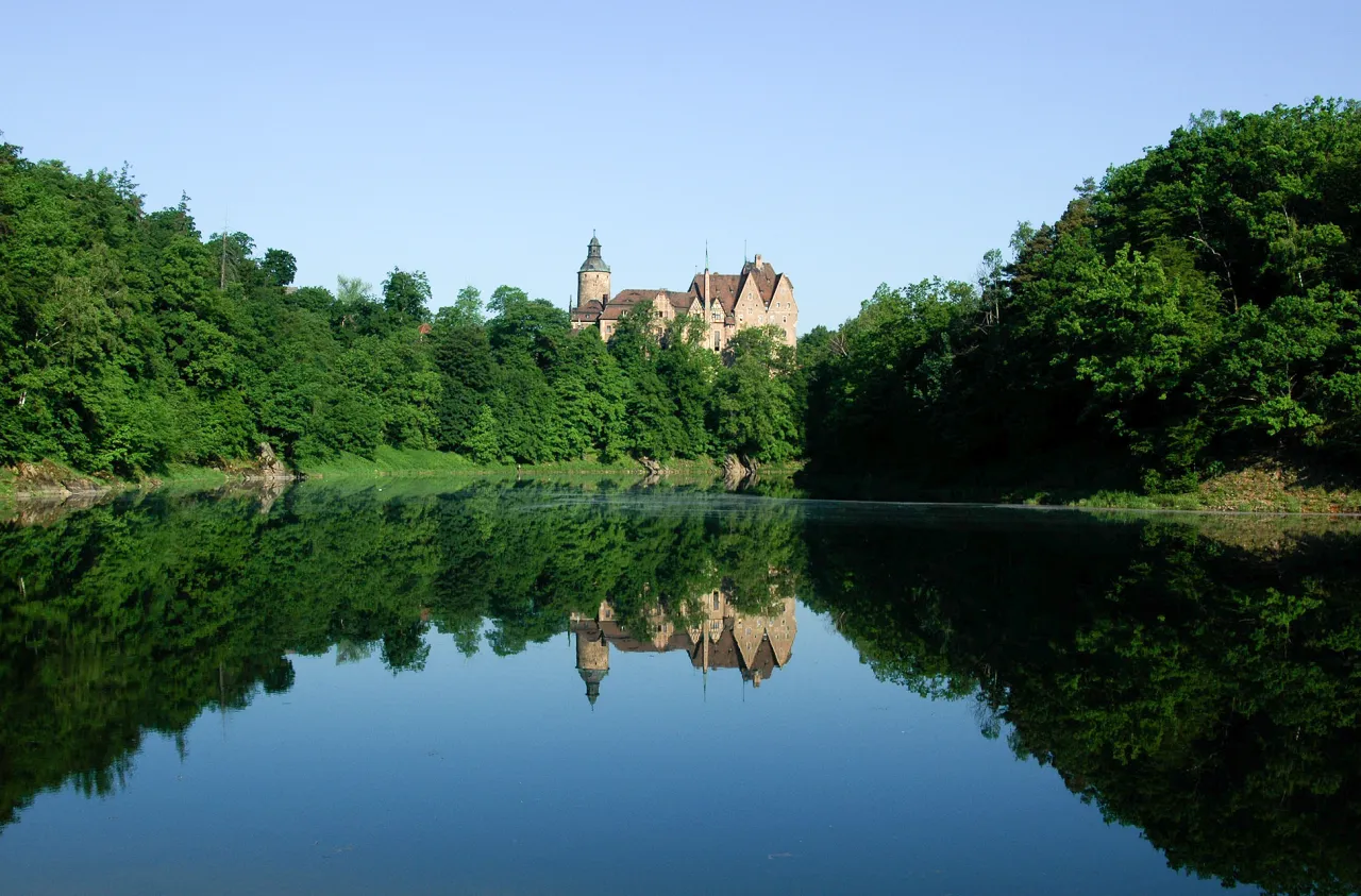 Zamek Czocha nad jeziorem