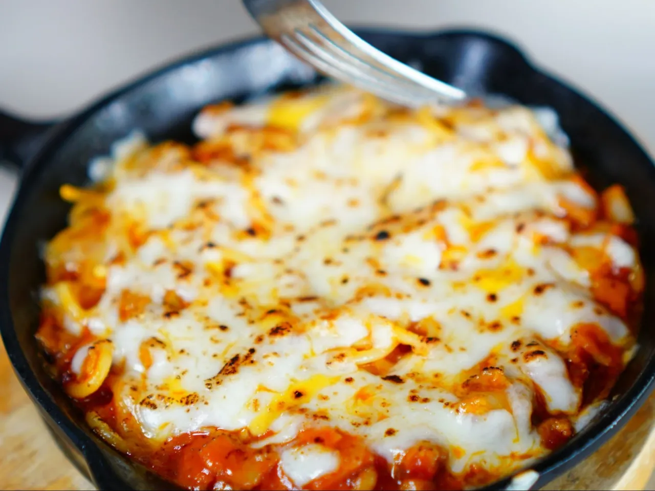 Zapiekany makaron z serem w żeliwnej patelni. Świetny pomysł, co można zrobić z ugotowanym makaronem, by był pyszny i sycący.
