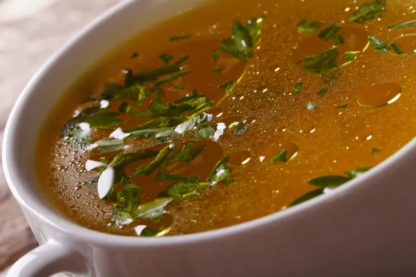 Idealnie klarowny rosół w misce