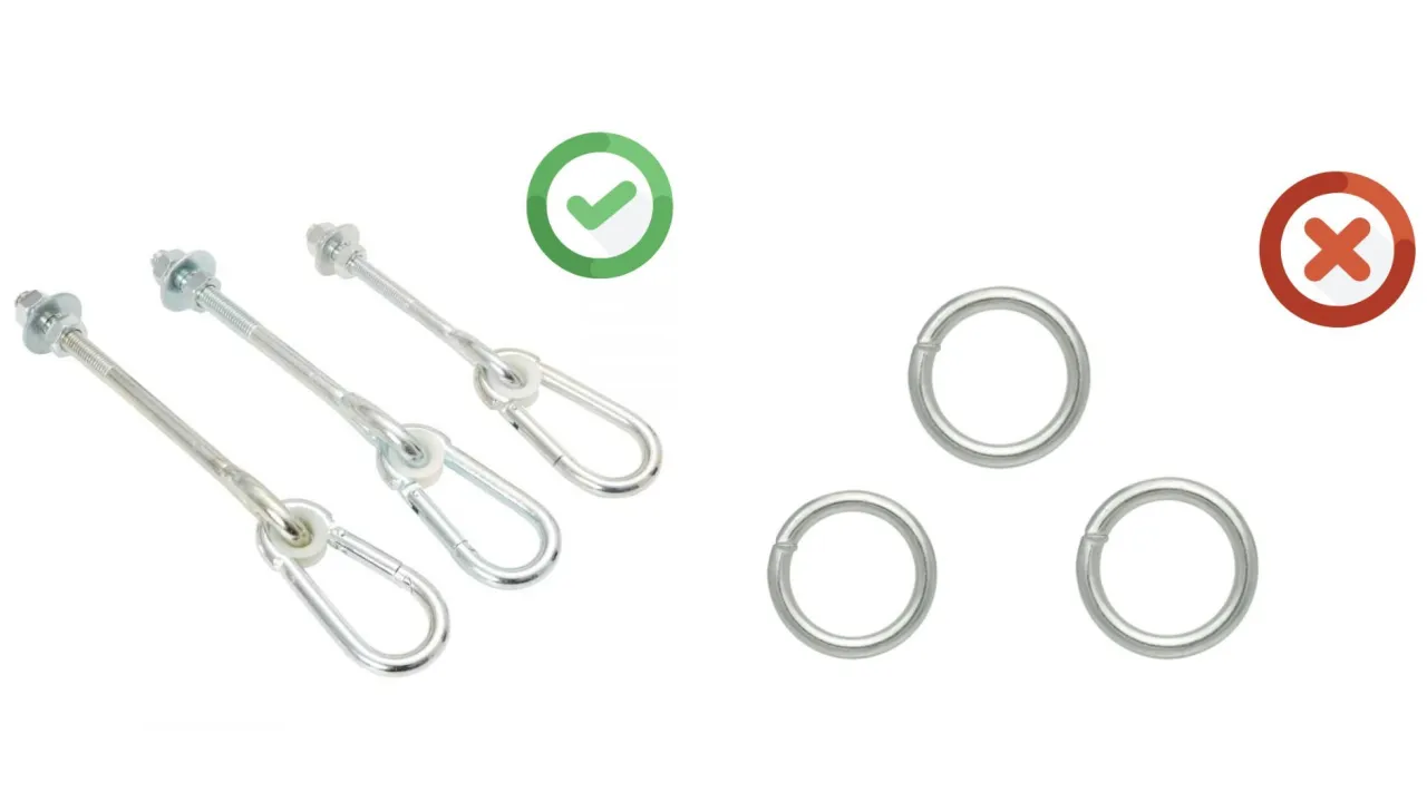 Akcesoria do montażu huśtawki do sufitu: śruby z karabińczykami (tak) i kółka (nie).