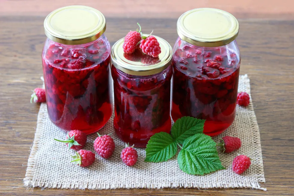 domowy sok malinowy w słoikach