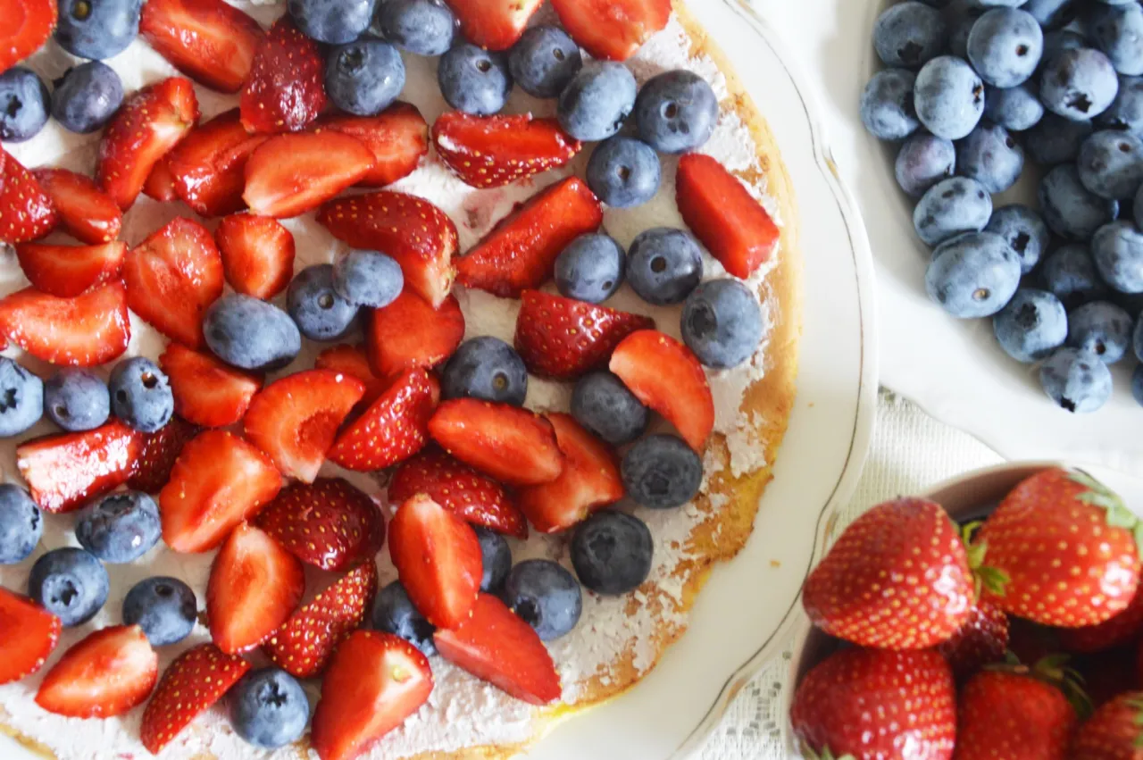 Omlet na słodko z owocami i twarożkiem