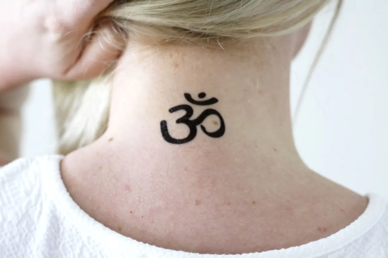 Symbol Om na karku. To święty dźwięk i symbol duchowy w hinduizmie, buddyzmie i dżinizmie.