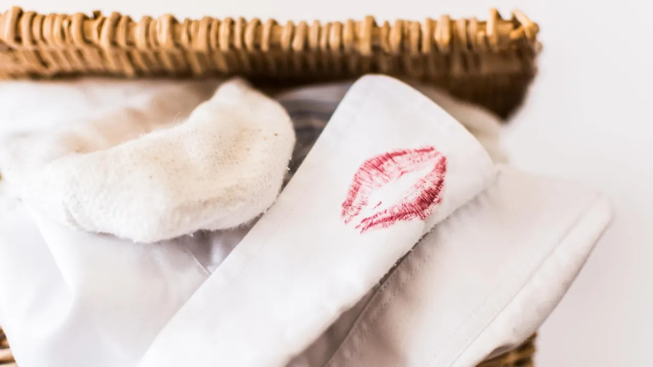 Lippenstiftfleck auf wei&szlig;em Hemd entfernen