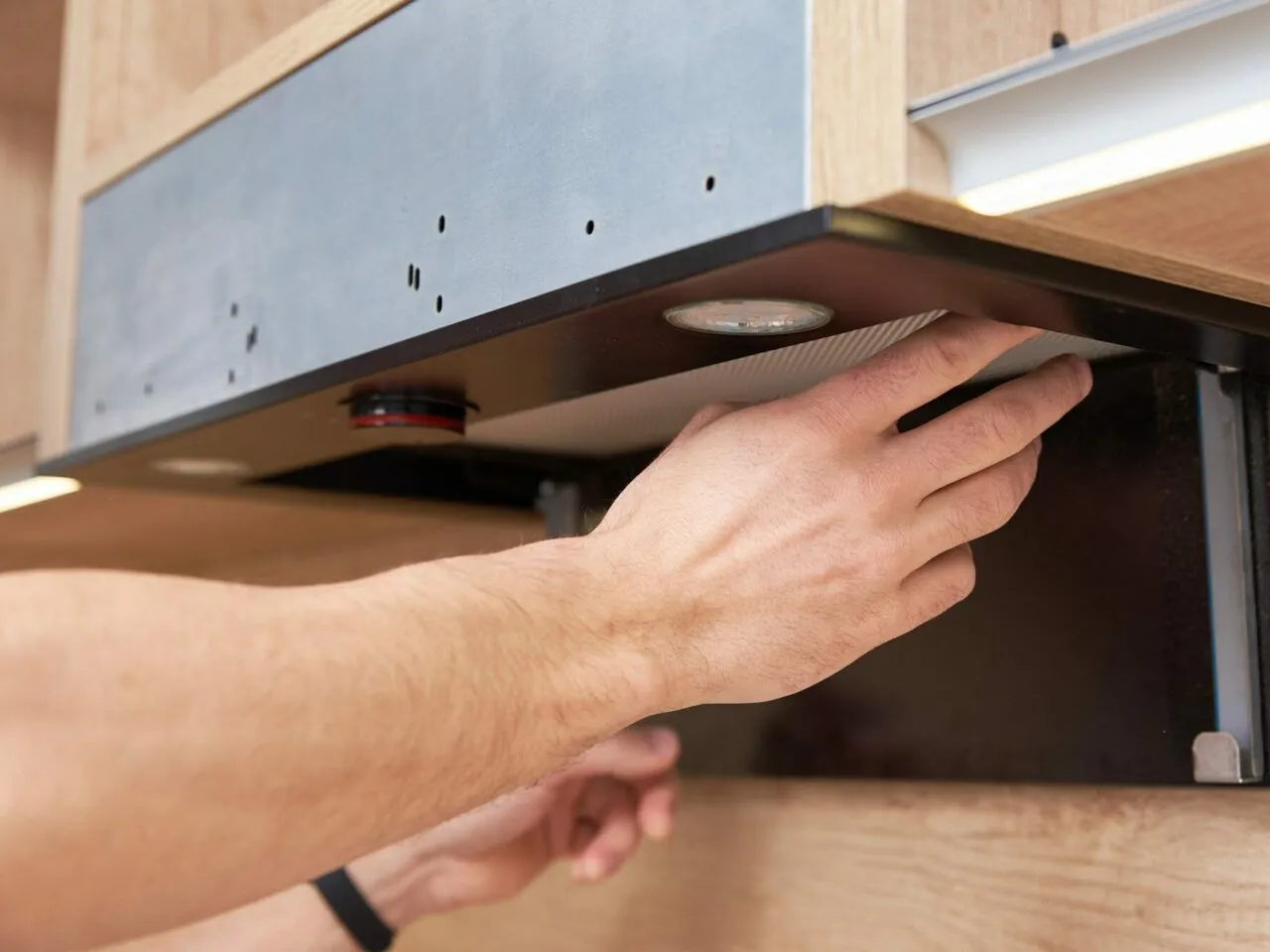 Montaż okapu teleskopowego w szafce kuchennej