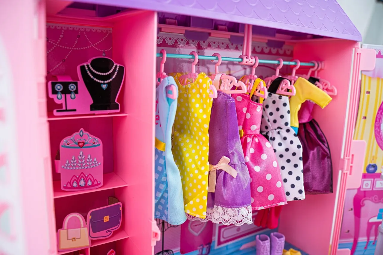 Różowa szafa z ubraniami dla lalek, biżuterią i torebkami. To prawdziwa zagadka o szafie, co dziś założy lalka?