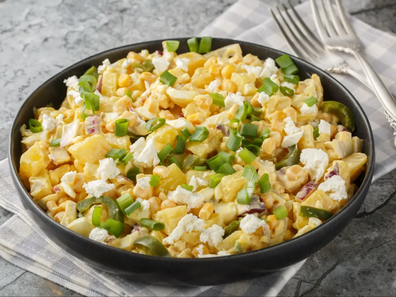 Pyszna sałatka ziemniaczana z jajkiem, serem feta i szczypiorkiem. Idealna na grilla i piknik. Prosty przepis na to, jak zrobić sałatkę ziemniaczaną.