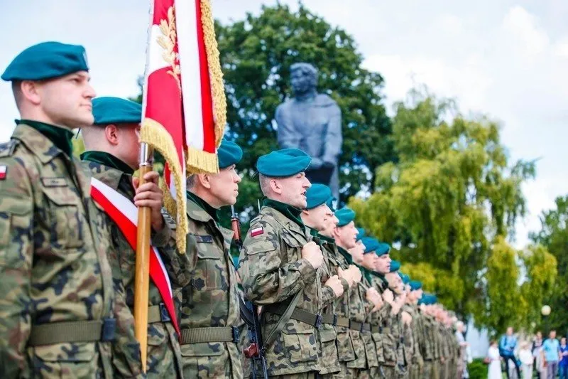 Żołnierze Ludowego Wojska Polskiego na musztrze