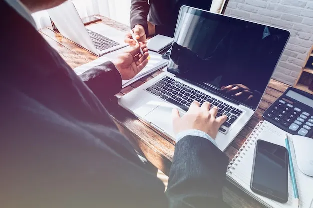 Młody programista pracujący nad projektem własnym na laptopie