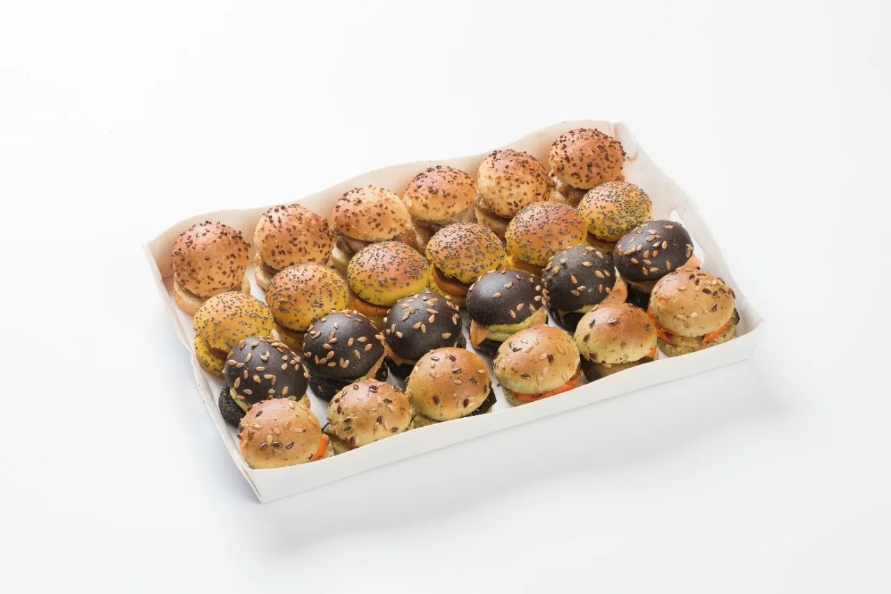 mini burgers ap&eacute;ritif froid assortis sur un plateau