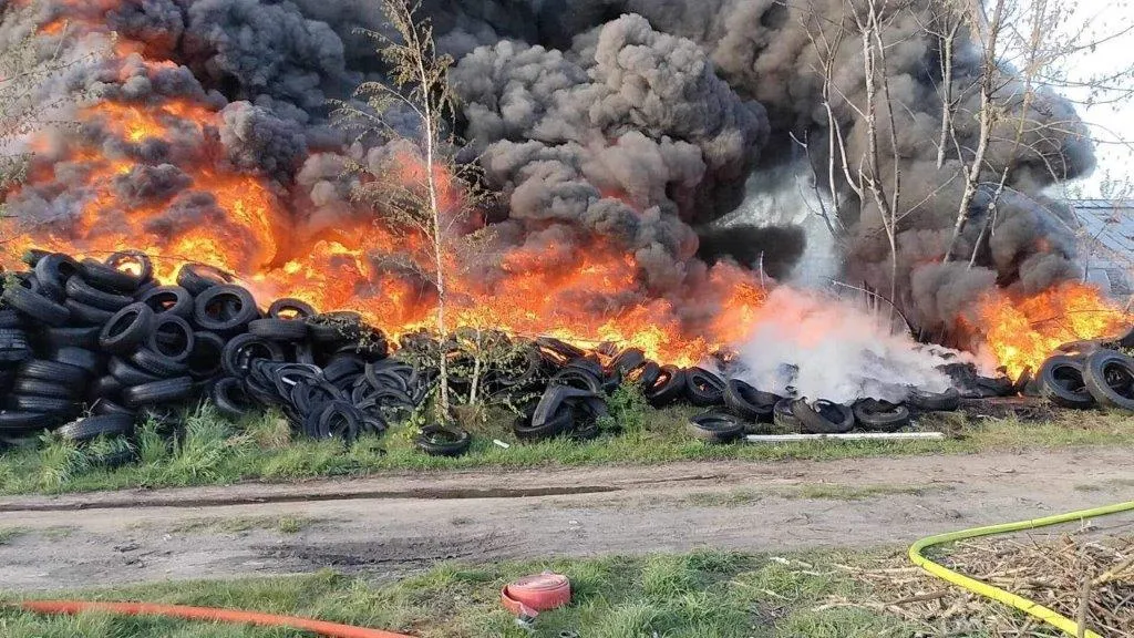 nielegalne składowisko opon zanieczyszczenie środowiska
