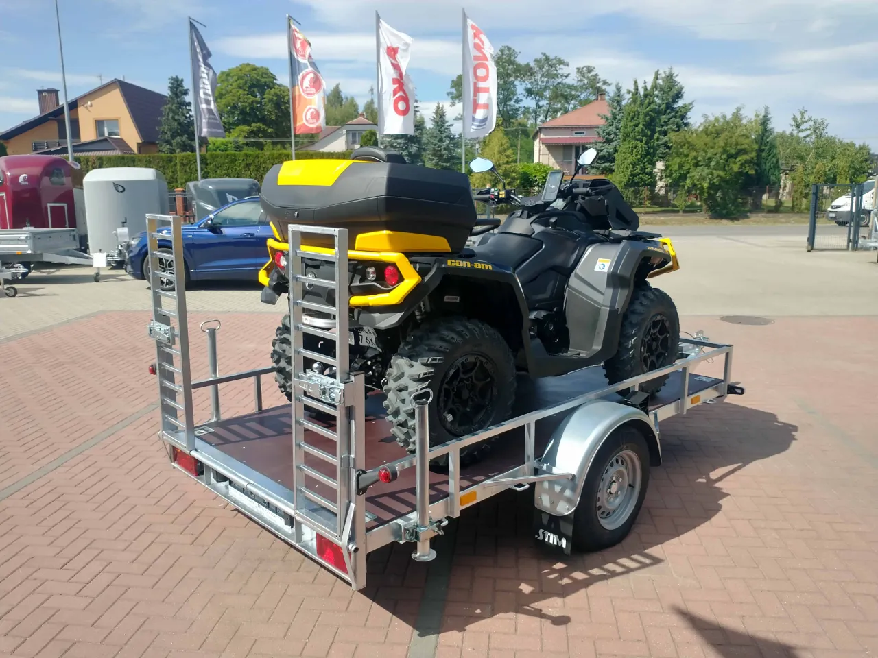 Przyczepa lekka z wystającym ładunkiem