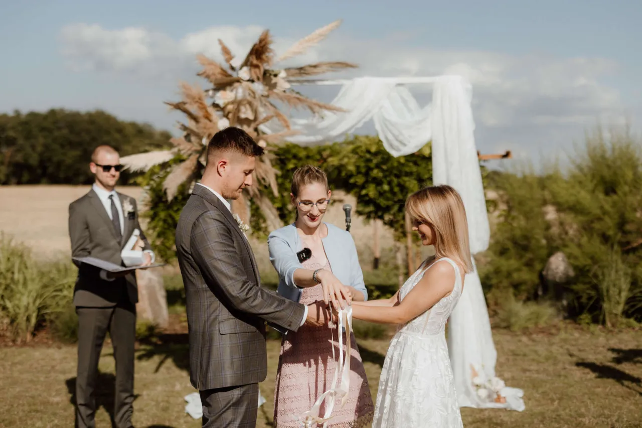 różnorodna para na ślubie humanistycznym